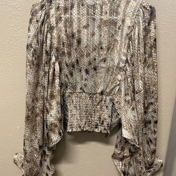 Snakeskin print bishop sleeve shirred blouse - Picture 4 of 6